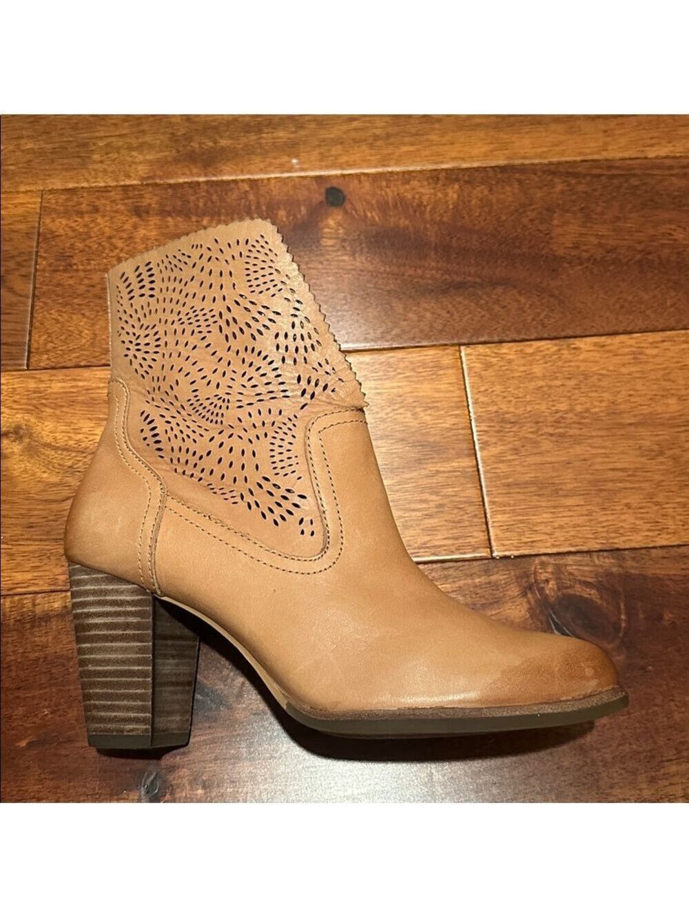 UGG Women’s Thames Seaweed Perf Sun Tan Leather Bootie Size 6 - Picture 3 of 12